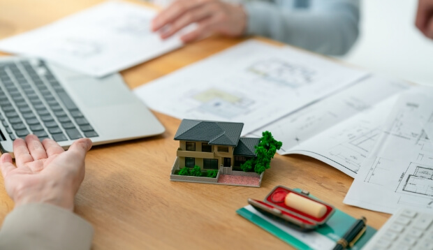 建築会社選びから施工までをサポートしているイメージ