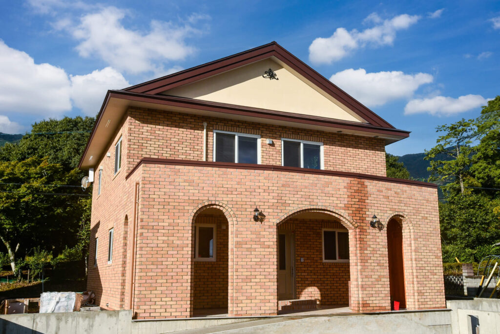 建築医学が息づく心身を整えるレンガ積みの家の重厚感の中にも上品さを感じる外観写真