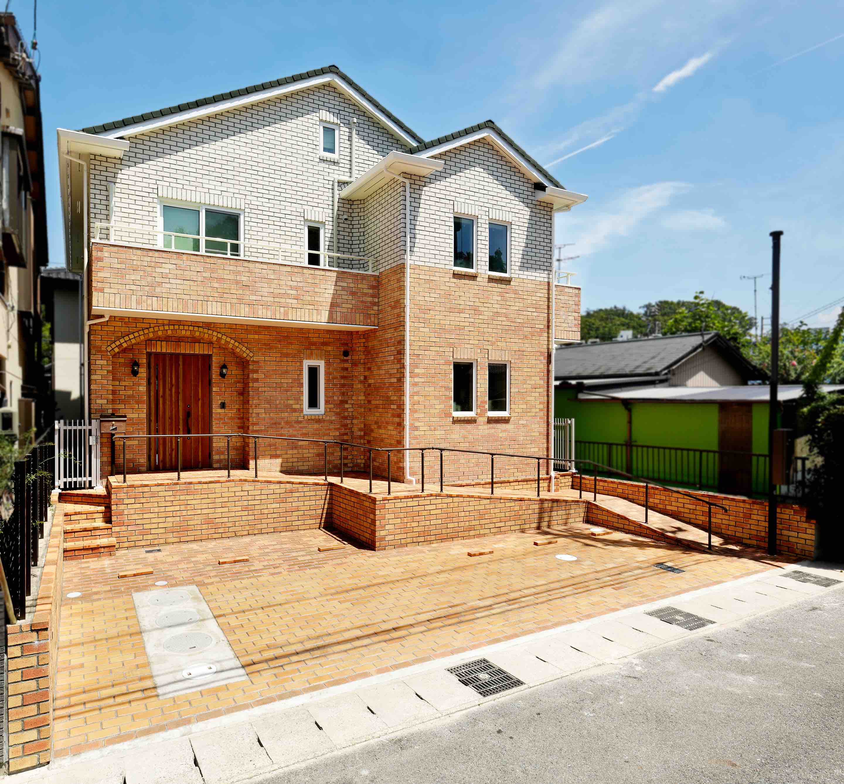 素材から考えた健康を育むレンガ積みの家の美しく耐久性を備えた外観の写真