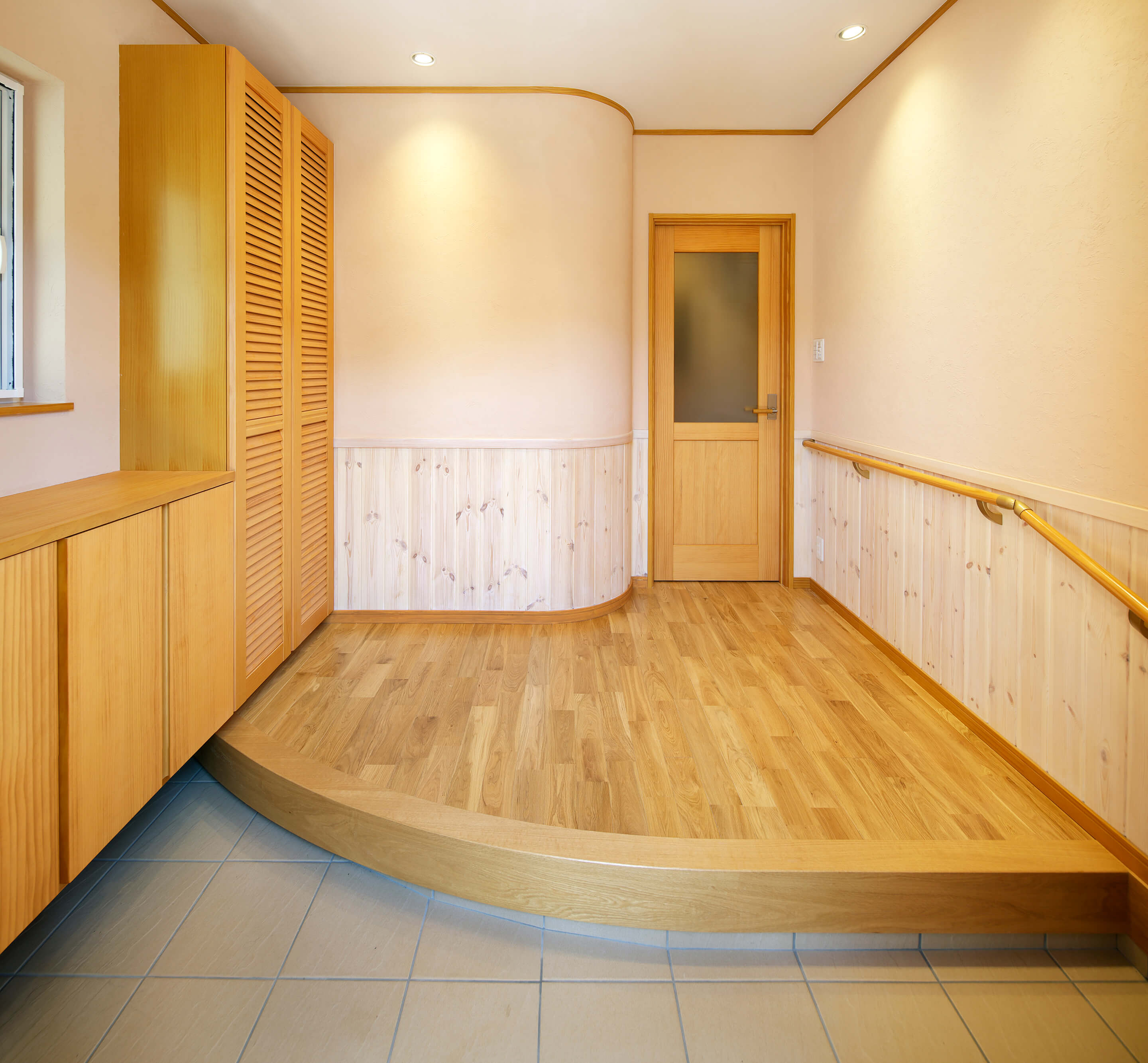 素材から考えた健康を育むレンガ積みの家の空間に曲線をとりいれた玄関の写真