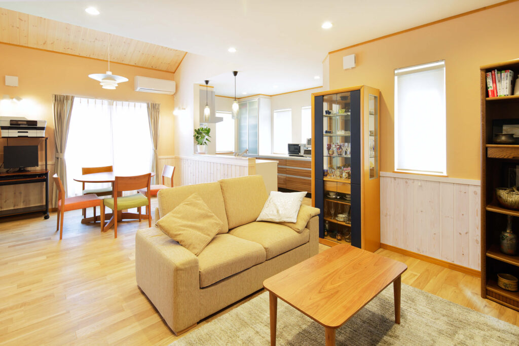 素材から考えた健康を育むレンガ積みの家の色彩を取り入れたぬくもりと安心感のあるリビングの写真