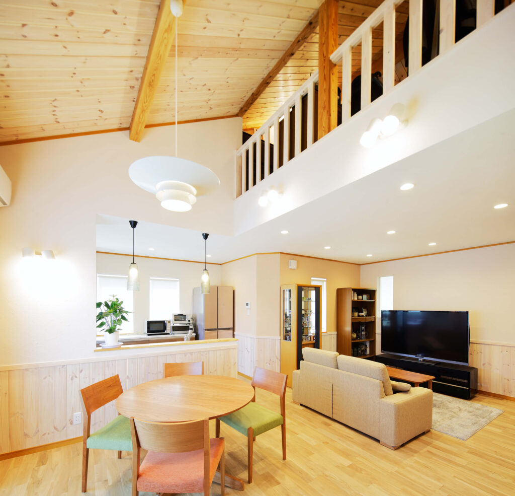 素材から考えた健康を育むレンガ積みの家の塗り壁や無垢材を採用した開放感あふれるLDKの写真