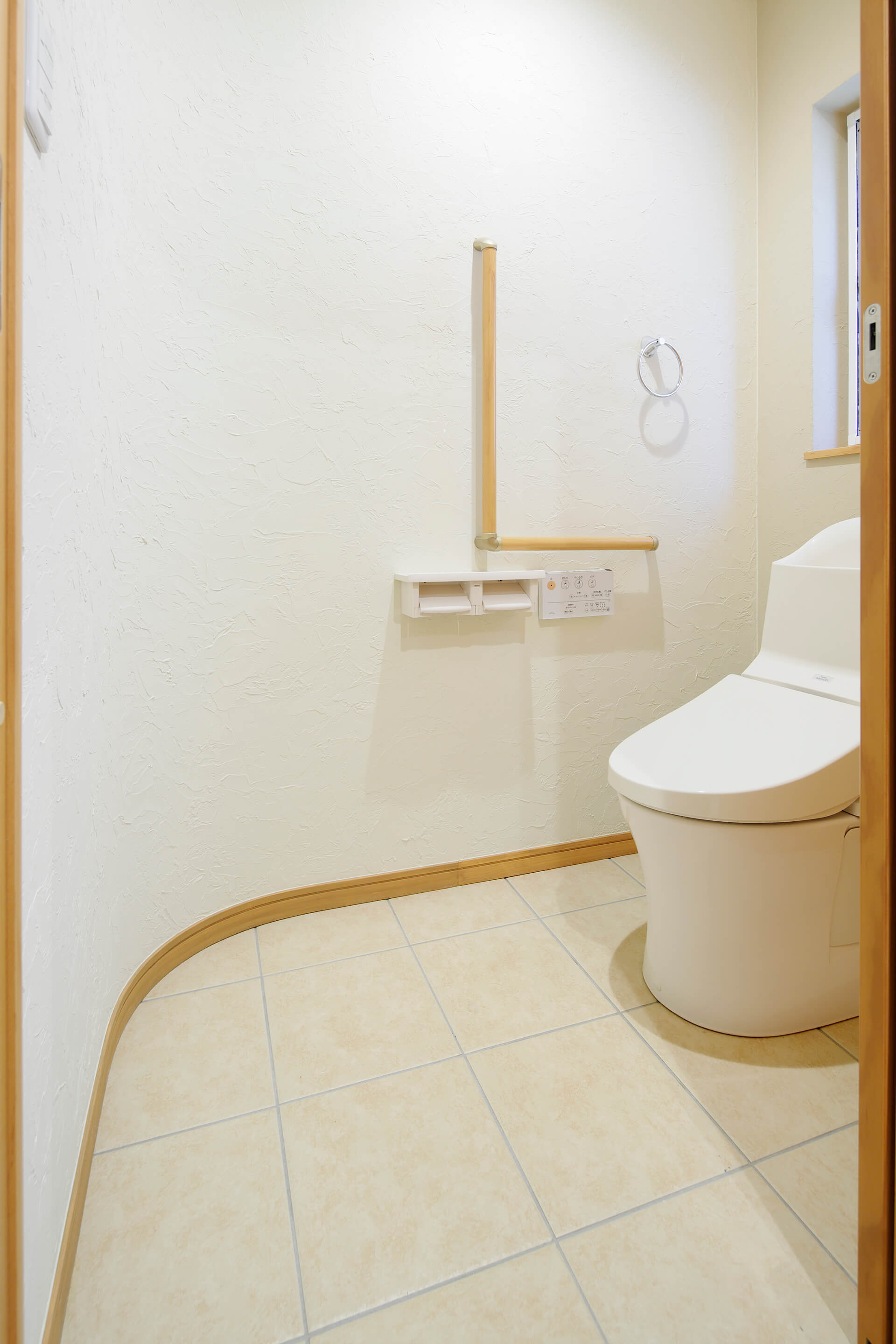 素材から考えた健康を育むレンガ積みの家の空間にカーブを取り入れた優しい印象のトイレの写真