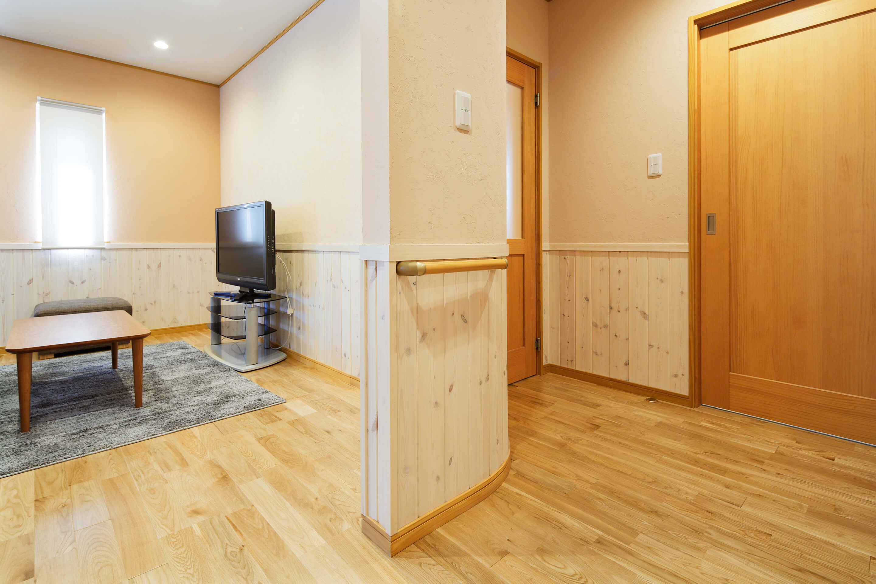 素材から考えた健康を育むレンガ積みの家の気の流れを整える丸みのある壁の写真