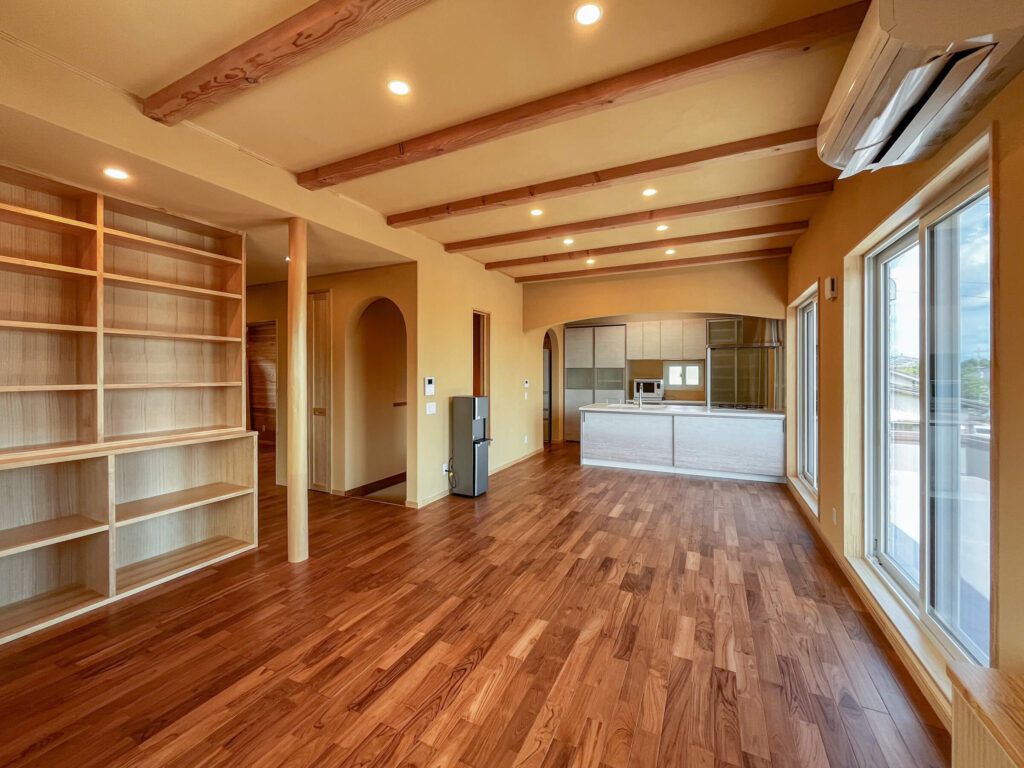 建築医学が息づく心身を整えるレンガ積みの家の家具を配置する前のリビングの写真