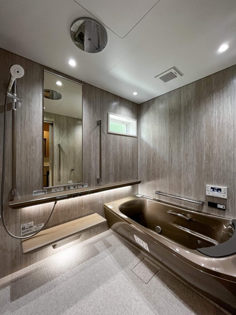 建築医学が息づく心身を整えるレンガ積みの家の色合いと間接照明でリラックスできる浴室の写真