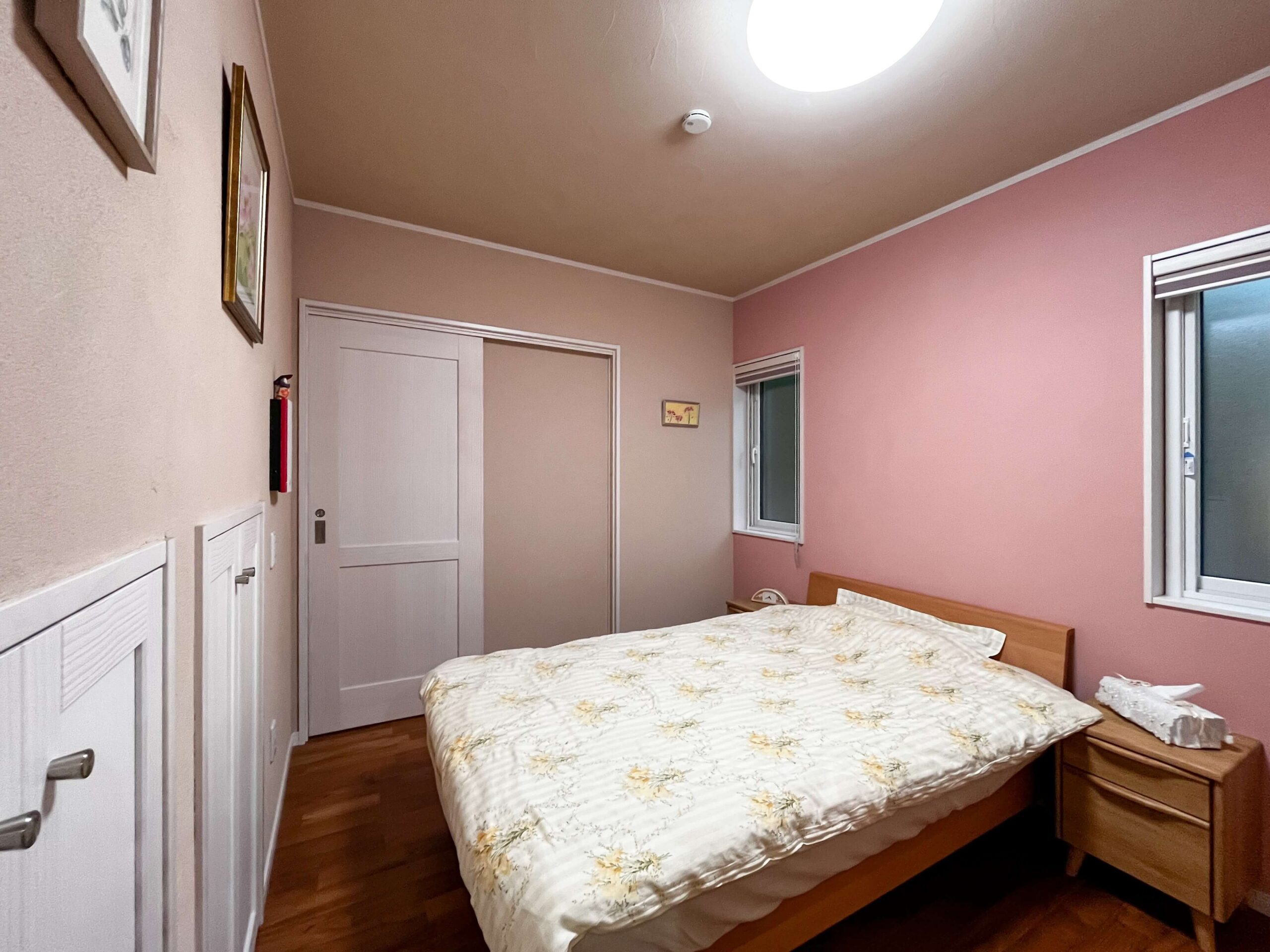 建築医学が息づく心身を整えるレンガ積みの家の色彩計画を取り入れて活力と幸福感を感じる寝室の写真