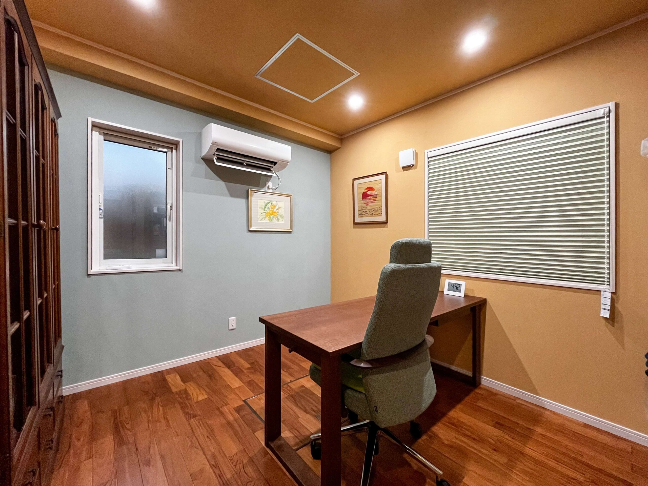 建築医学が息づく心身を整えるレンガ積みの家の色彩計画を取り入れて集中できる書斎の写真