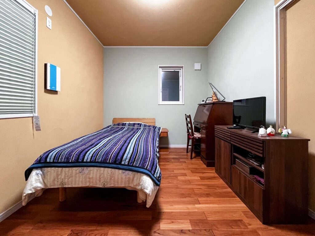 建築医学が息づく心身を整えるレンガ積みの家の色彩計画を取り入れた心身が整う洋室の写真