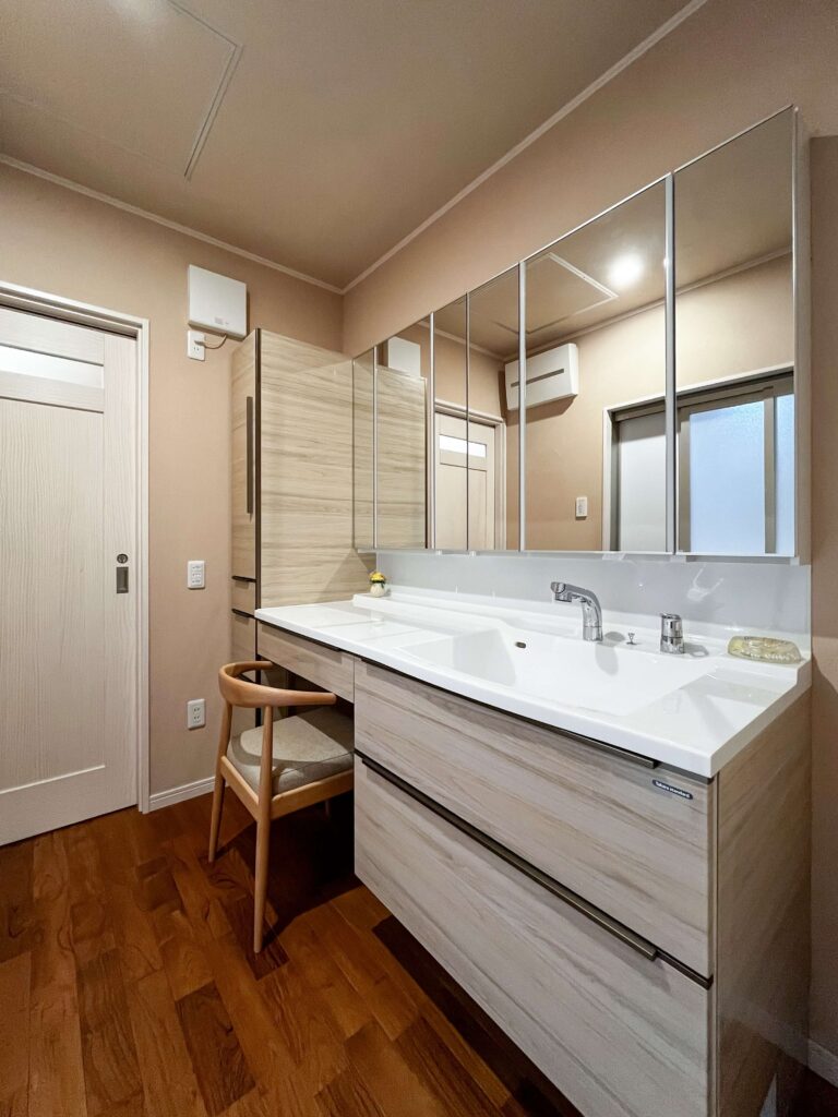 建築医学が息づく心身を整えるレンガ積みの家のゆとりある快適な洗面所の写真