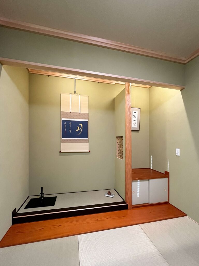 建築医学が息づく心身を整えるレンガ積みの家の季節を楽しめる床の間がある和室の写真