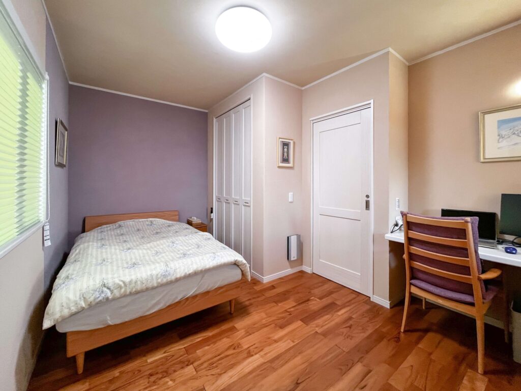 建築医学が息づく心身を整えるレンガ積みの家の紫色の色彩計画を取り入れた洋室の写真