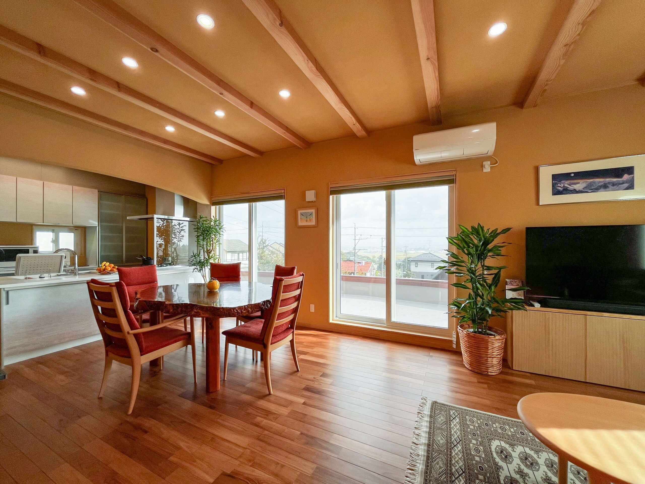 建築医学が息づく心身を整えるレンガ積みの家の視界が開ける2階リビングの写真