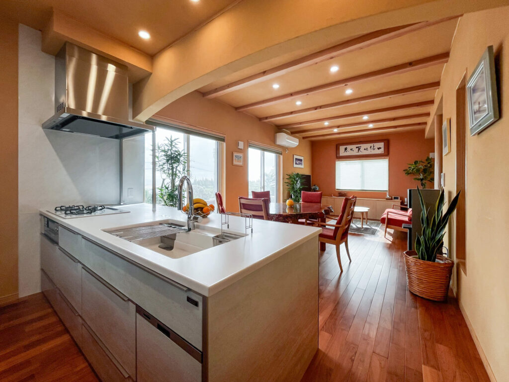 建築医学が息づく心身を整えるレンガ積みの家の家族の距離を近く感じられるキッチンの写真