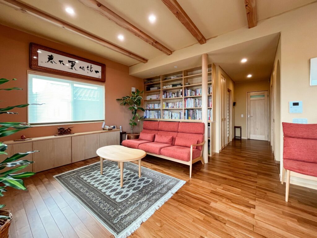 建築医学が息づく心身を整えるレンガ積みの家の扉で仕切らず各部屋がつながる間取りの写真