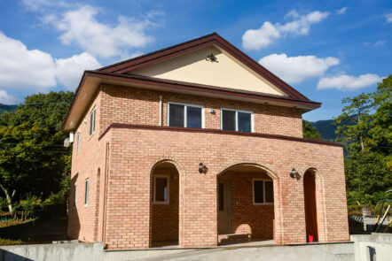 建築医学が息づく心身を整えるレンガ積みの家のイメージ