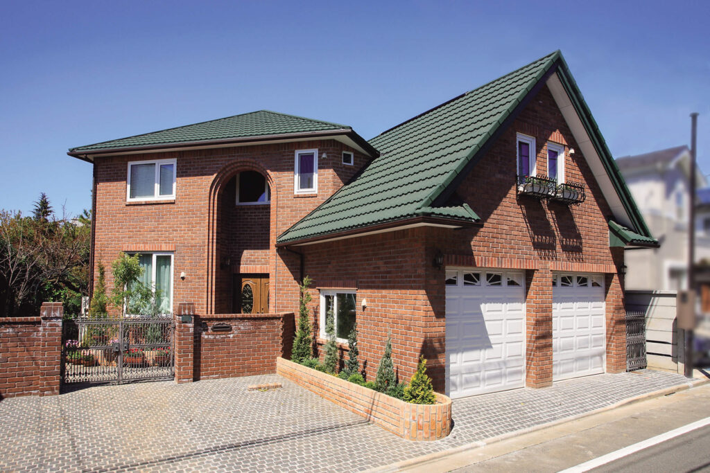 構造と性能で快適さと楽しい暮らしを追求したガレージハウスの高原の別荘のような外観