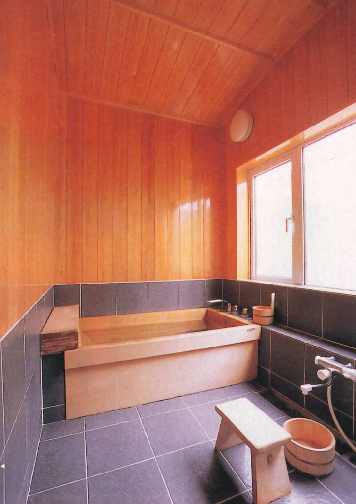 強い海風の吹く街で砂埃も結露もない快適に暮らす家のこだわりの檜風呂