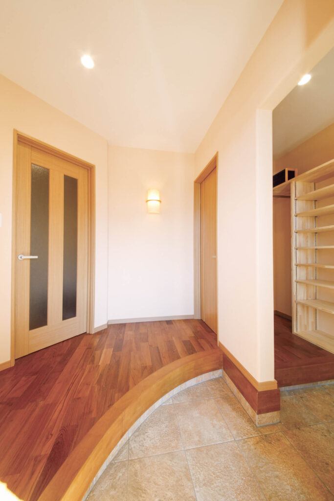 お医者さまのご主人が選んだ、健康に暮らすレンガ積みのアールを描く上がりかまち