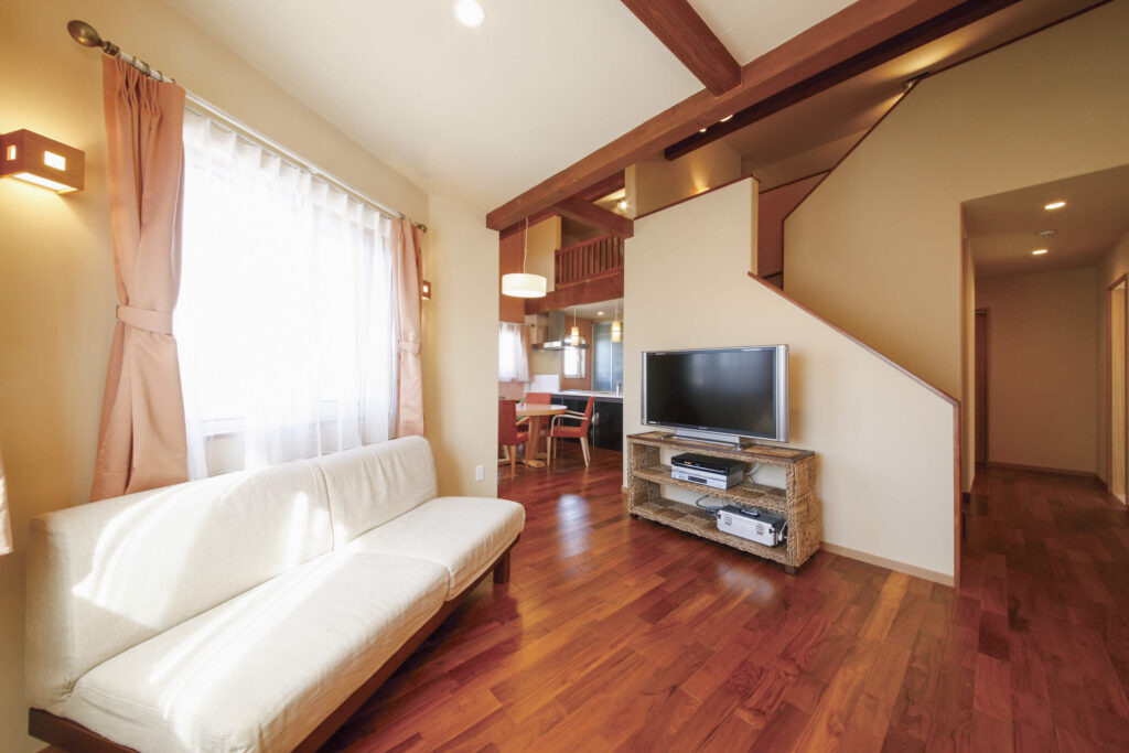 お医者さまのご主人が選んだ、健康に暮らすレンガ積みの家族みんながリラックスできる空間