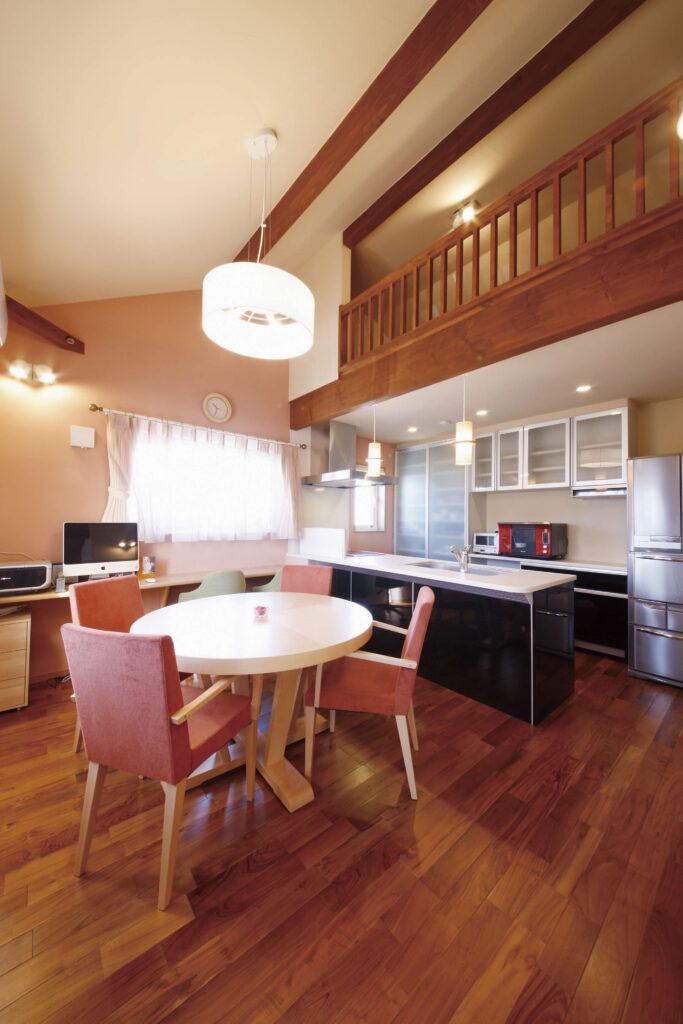 お医者さまのご主人が選んだ、健康に暮らすレンガ積みの場が楽しく明るくなるような色彩デザイン