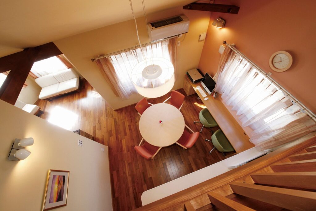 お医者さまのご主人が選んだ、健康に暮らすレンガ積みのダイニングの吹き抜け