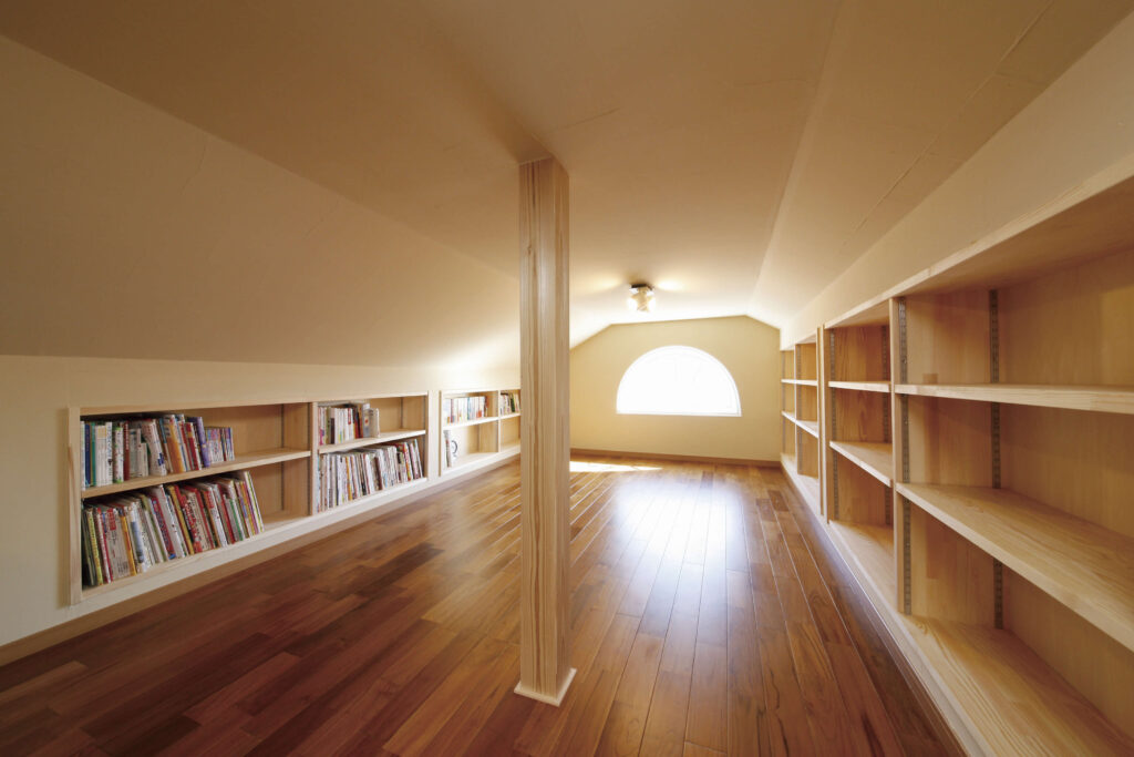 お医者さまのご主人が選んだ、健康に暮らすレンガ積みのロフトは家族が自由に使えるスペース