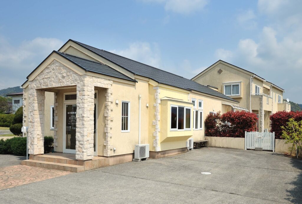 強い海風の吹く街で砂埃も結露もない快適に暮らす家の美しい南欧風の外観