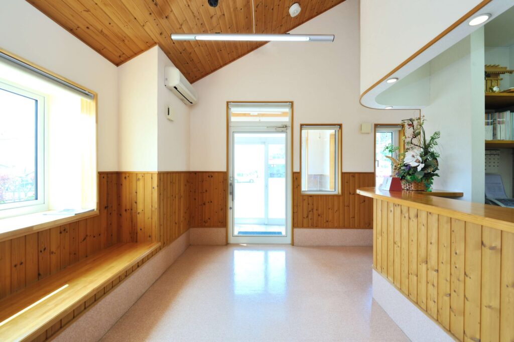 強い海風の吹く街で砂埃も結露もない快適に暮らす家の動物病院の待合室