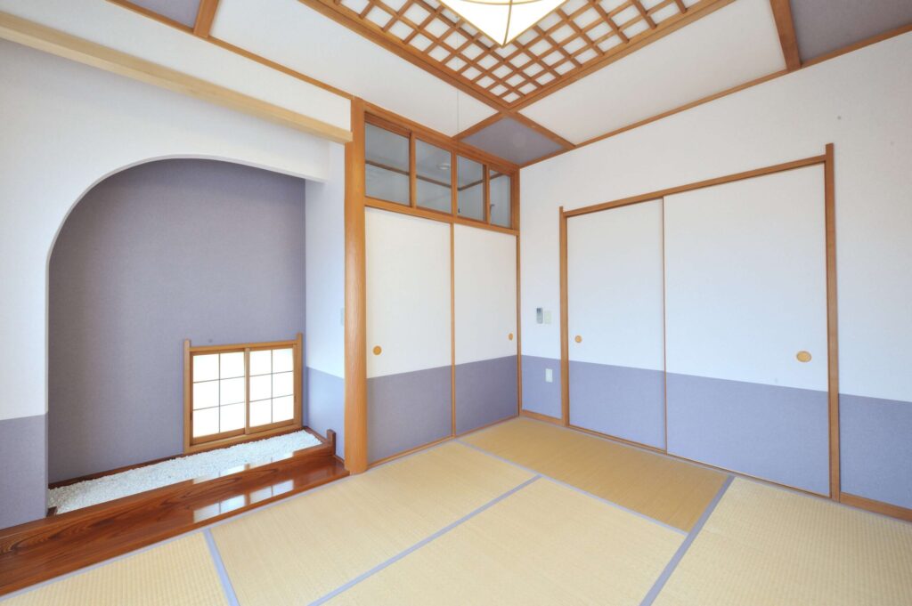 強い海風の吹く街で砂埃も結露もない快適に暮らす家の淡いパープルを取り入れた和室