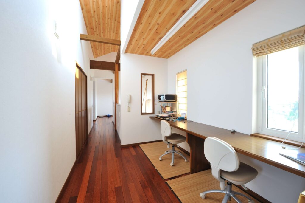 強い海風の吹く街で砂埃も結露もない快適に暮らす家の2階廊下スペースに設けた書斎空間