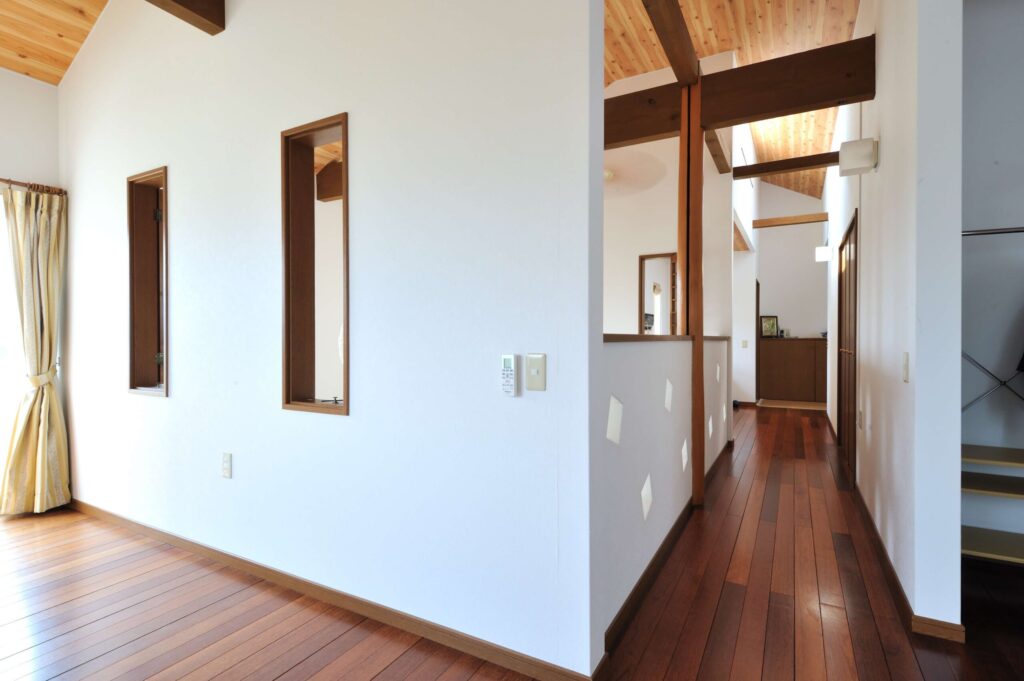 強い海風の吹く街で砂埃も結露もない快適に暮らす家の吹き抜け横のフリースペース