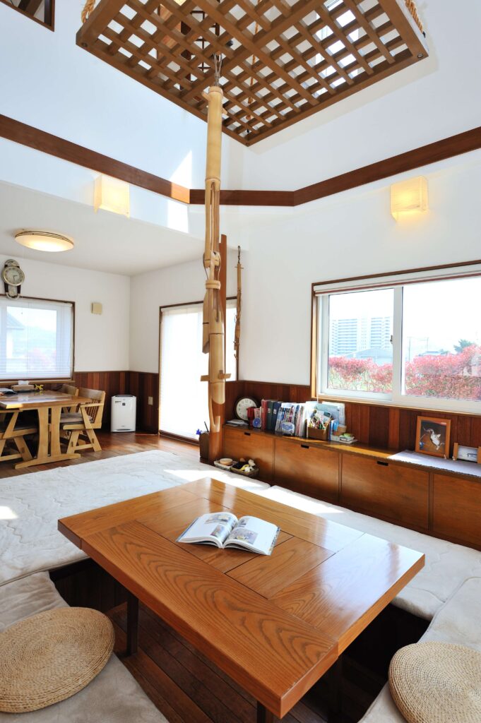 強い海風の吹く街で砂埃も結露もない快適に暮らす家の囲炉裏を設えたリビング