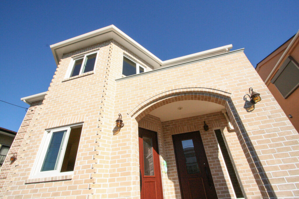 お医者さまのご主人が選んだ、健康に暮らすレンガ積みの広々とした玄関ポーチ