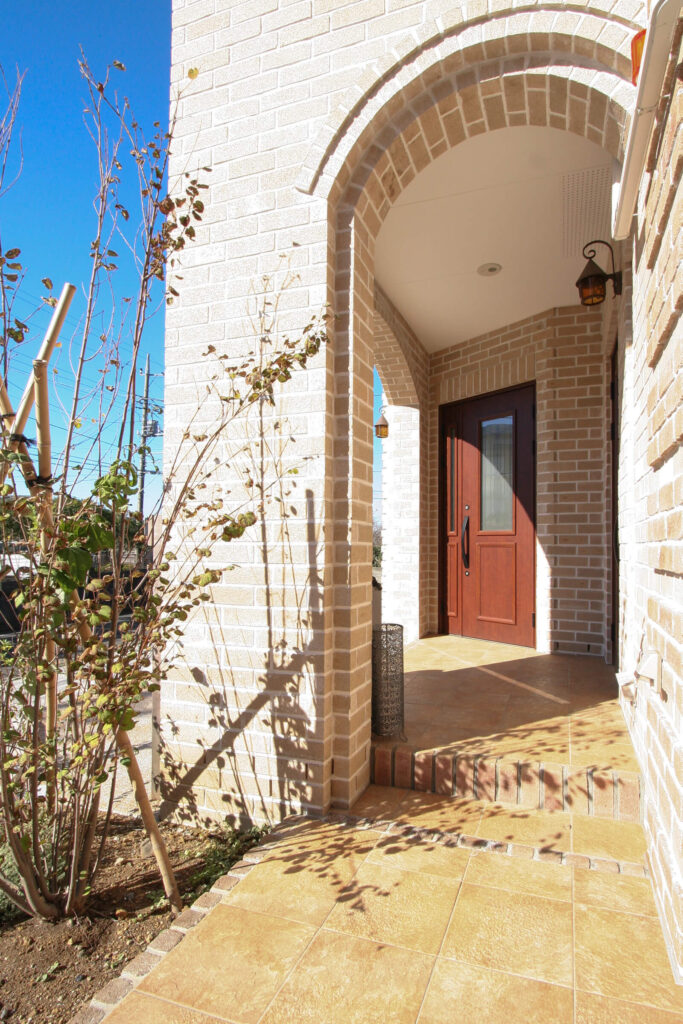 お医者さまのご主人が選んだ、健康に暮らすレンガ積みのアーチを取り入れた玄関ポーチ