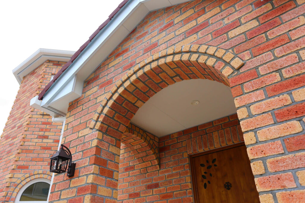 中世のお城のような優美なレンガ積みの家の丁寧に積み上げられた外壁のレンガ