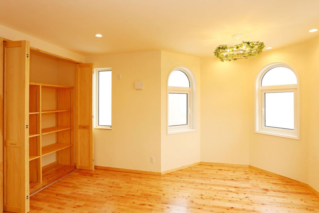 中世のお城のような優美なレンガ積みの家の塔屋部が多角形で魅力あるれるLDK