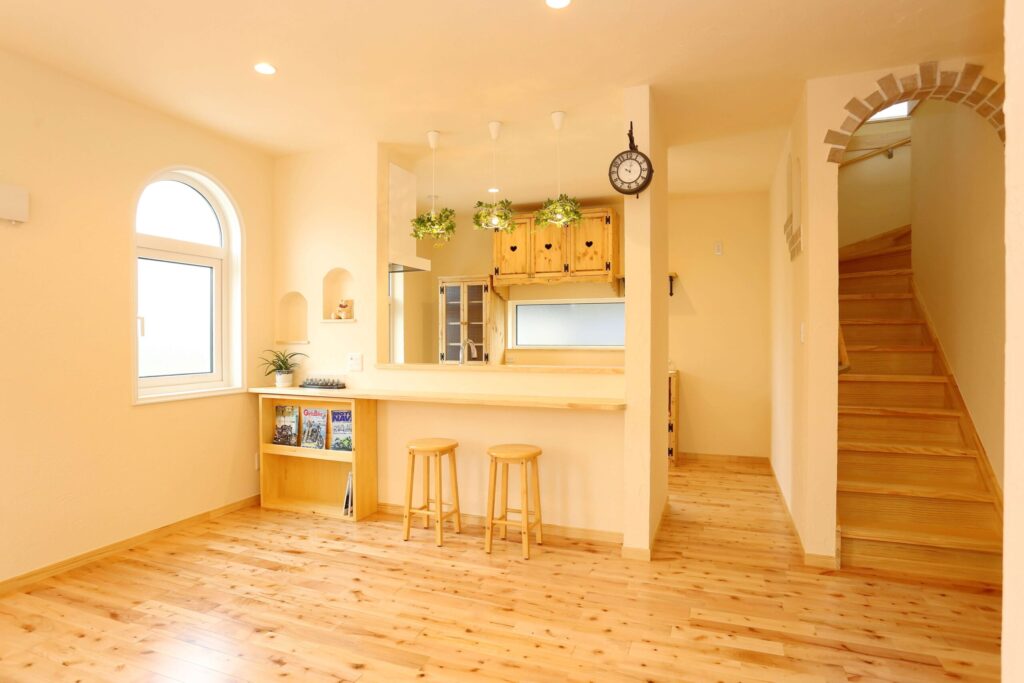 中世のお城のような優美なレンガ積みの家のナチュラルで温かみを感じるリビングダイニング