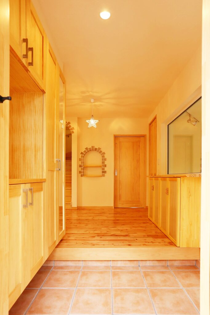 中世のお城のような優美なレンガ積みの家の朗らかで明るい玄関