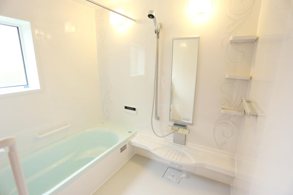 中世のお城のような優美なレンガ積みの家の全体がホワイトで清潔感ある浴室