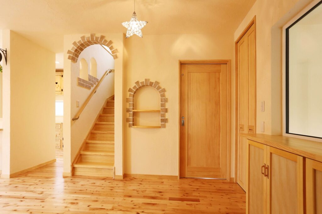 中世のお城のような優美なレンガ積みの家の玄関からそのまま続くLDK