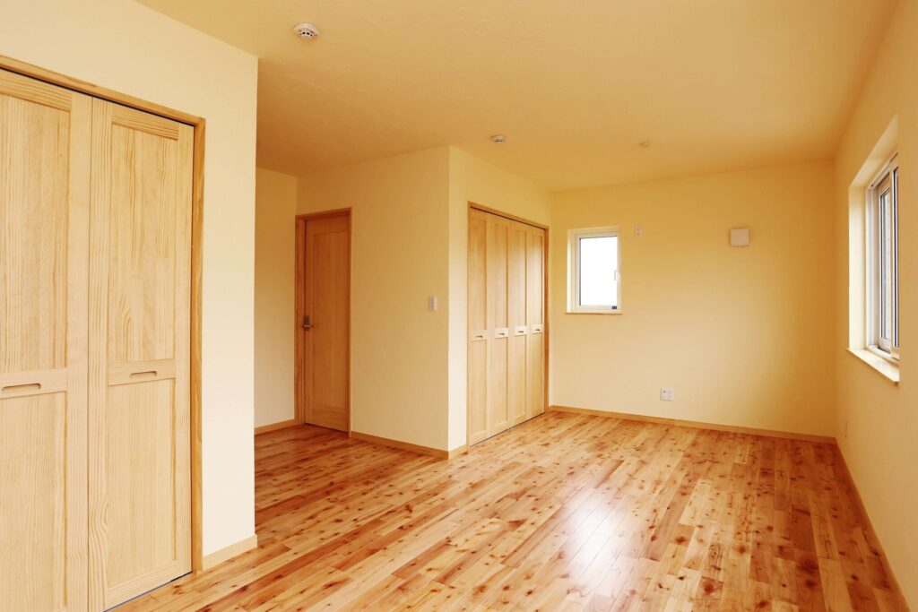 中世のお城のような優美なレンガ積みの家の木の素材感と全体がナチュラルな雰囲気の寝室