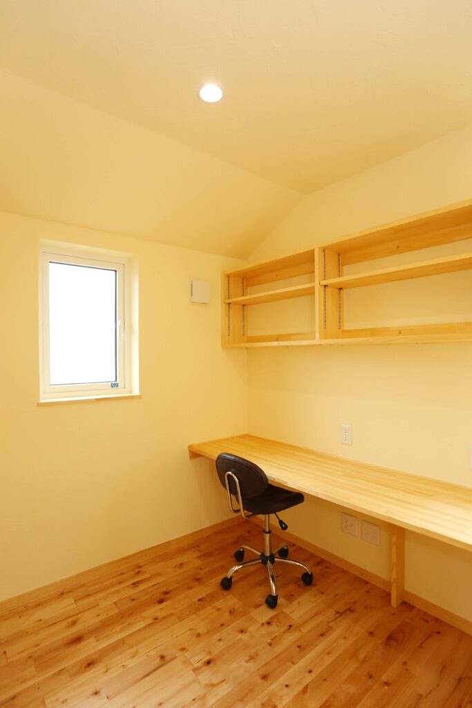 中世のお城のような優美なレンガ積みの家の集中できる書斎