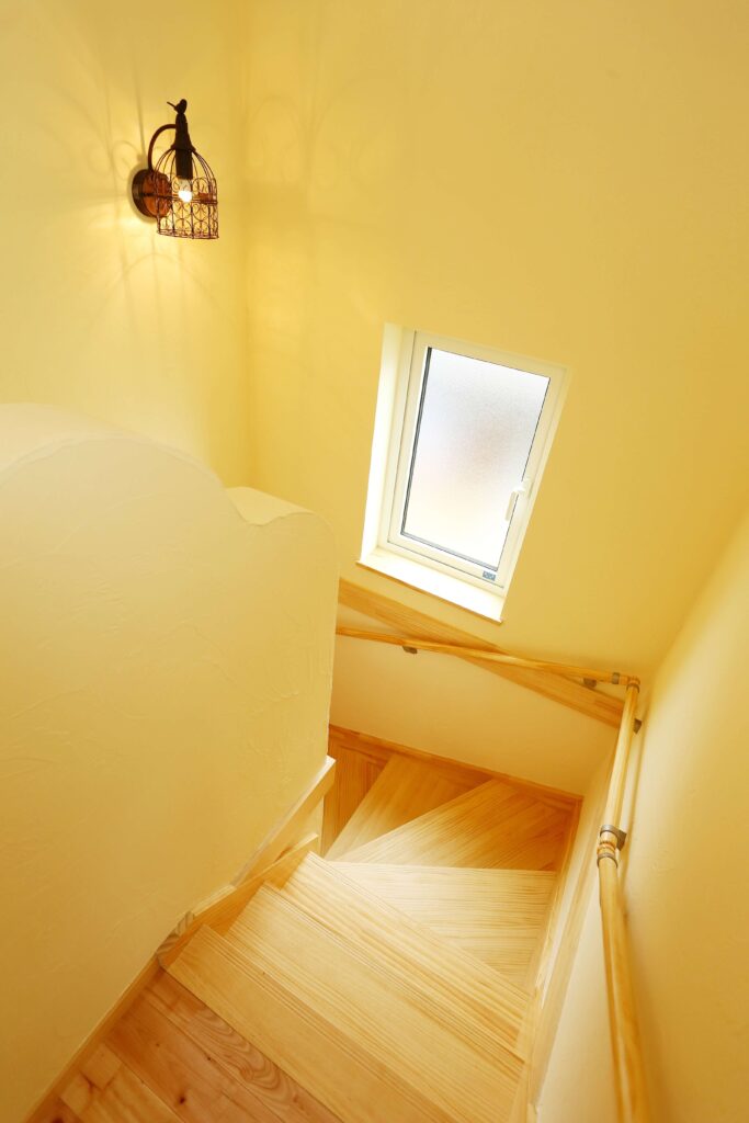 中世のお城のような優美なレンガ積みの家のゆるやかな波を描く階段腰壁