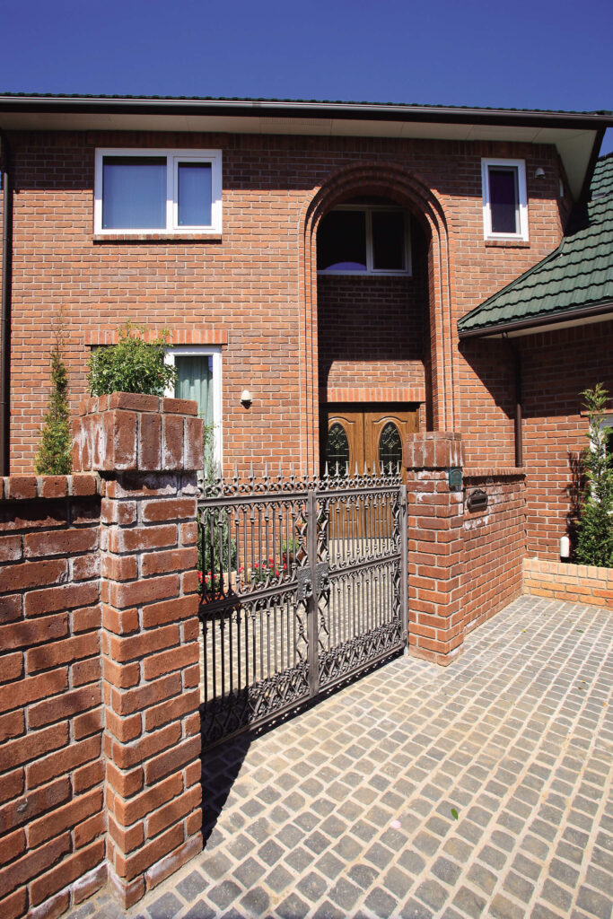 構造と性能で快適さと楽しい暮らしを追求したガレージハウスのアーチが印象的なエントランス