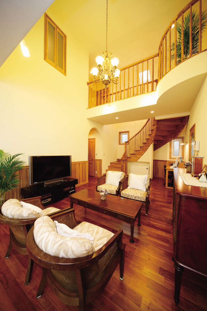 構造と性能で快適さと楽しい暮らしを追求したガレージハウスの吹き抜けと渡り廊下のあるリビング空間