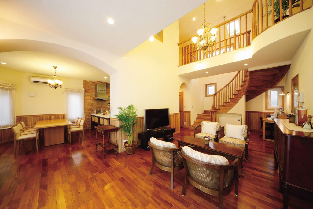 構造と性能で快適さと楽しい暮らしを追求したガレージハウスの調湿機能の高い塗り壁を採用したリビング
