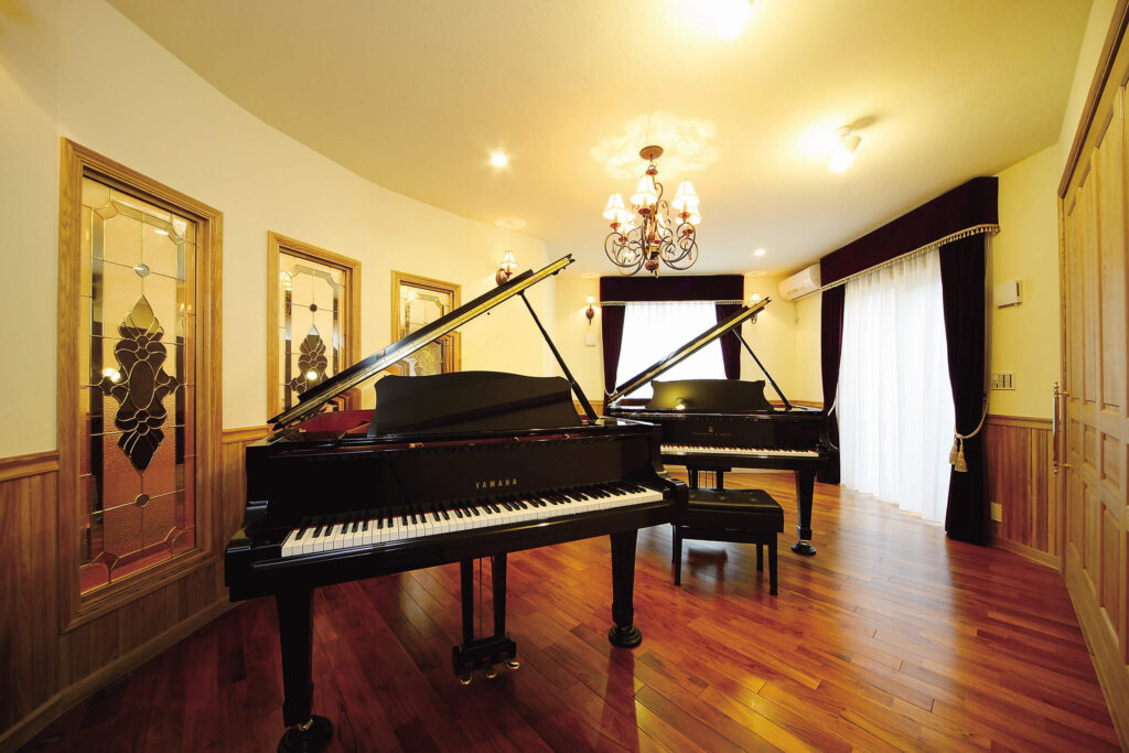 構造と性能で快適さと楽しい暮らしを追求したガレージハウスの防音性のあるピアノ室