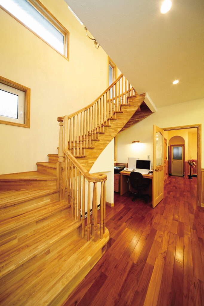 構造と性能で快適さと楽しい暮らしを追求したガレージハウスの美しいアールを描く階段