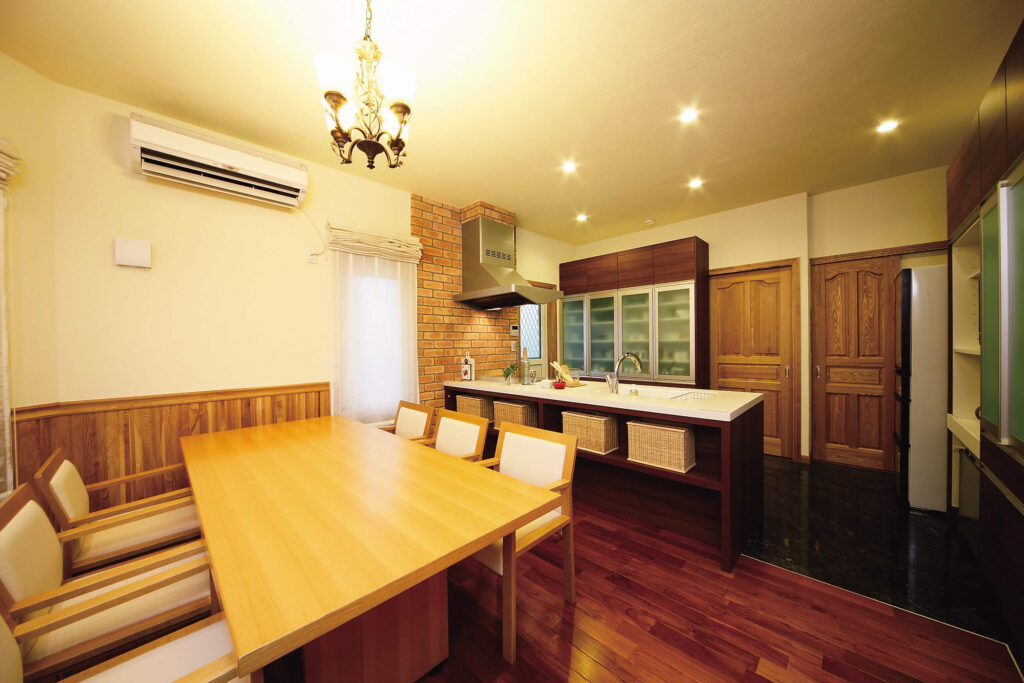 構造と性能で快適さと楽しい暮らしを追求したガレージハウスの収納十分な対面キッチン